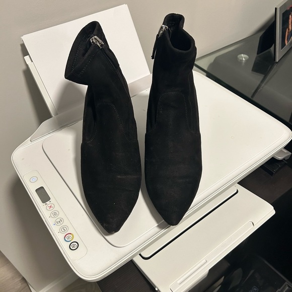 Elegant Black Ankle Boots - Picture 2 of 2